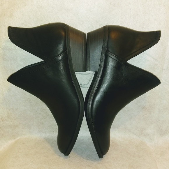 Women Nora V-Cut Ankle Booties Universal Thread - Picture 5 of 8